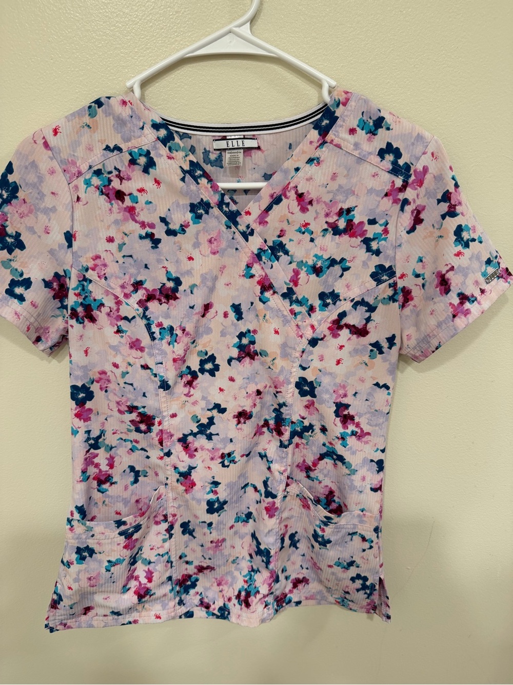 Elle floral printed scrub top